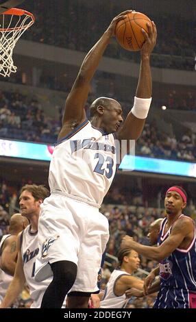 KRT STAND SEUL SPORTS PHOTO SLUGGED: WIZARDS photo KRT PAR HARRY E. WALKER/KRT (février 28) Michael Jordan de Washington (23) tire dans un rebond contre Houston le jeudi, février 27, 2003. (gsb) 2003 photos par TNS/ABACAPRESS.COM Banque D'Images