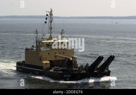 AJAXNETPHOTO. MAI 2004. PORTSMOUTH, ANGLETERRE. - BATEAU DE TRAVAIL - PAS BUOYAGE ET LUMIÈRES NAVIRE DE RÉCUPÉRATION ET DE RÉPARATION MOORHEN ENTRANT DANS LE PORT. PHOTO:JONATHAN EASTLAND/AJAX REF:D41705 0249 Banque D'Images