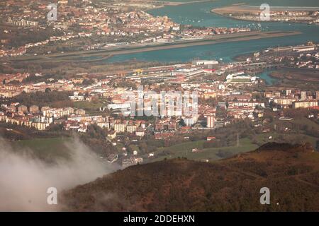 Regardez la baie de Bidasoa-Txingudi avec les trois villes qui l'ont formée : Irun, Hondarribia et Hendaia, au pays Basque. Banque D'Images