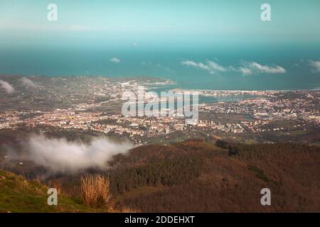 Regardez la baie de Bidasoa-Txingudi avec les trois villes qui l'ont formée : Irun, Hondarribia et Hendaia, au pays Basque. Banque D'Images