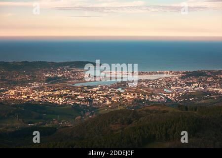 Regardez la baie de Bidasoa-Txingudi avec les trois villes qui l'ont formée : Irun, Hondarribia et Hendaia, au pays Basque. Banque D'Images