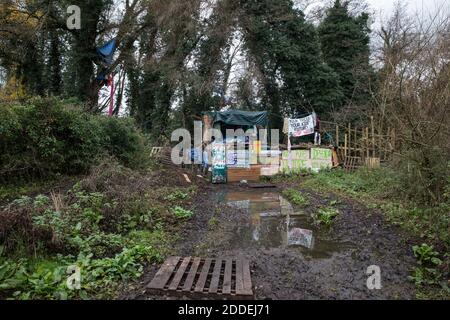 Denham, Royaume-Uni. 24 novembre 2020. L'entrée du camp de protection Denham Ford. Les militants basés au camp de protection Denham Ford d'un côté de la rivière Colne continuent de s'opposer à la redirection des pylônes à travers les forêts précieuses et les zones humides du parc national Denham pour le projet controversé de train à grande vitesse HS2 qui continue d'avoir un impact environnemental extrêmement préjudiciable dans la vallée de Colne. Crédit : Mark Kerrison/Alamy Live News Banque D'Images