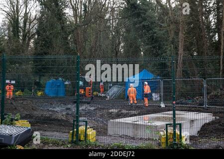 Denham, Royaume-Uni. 24 novembre 2020. Les agents de sécurité surveillent les travaux de fondation pour la construction d'un pont traversant la rivière Colne à Denham Ford en liaison avec la liaison ferroviaire à grande vitesse HS2. Les militants basés au camp de protection Denham Ford continuent de s'opposer à la redirection de pylônes à travers de précieuses terres boisées et marécageuses dans le parc national Denham pour le projet de train à grande vitesse controversé qui continue d'avoir un impact environnemental extrêmement préjudiciable dans la vallée de Colne. Crédit : Mark Kerrison/Alamy Live News Banque D'Images