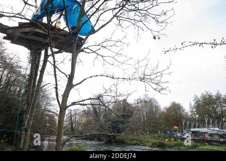 Denham, Royaume-Uni. 24 novembre 2020. Une plate-forme d'observation au camp de protection Denham Ford en face du bâtiment du pont Bailey travaille à Denham Ford en liaison avec la liaison ferroviaire à grande vitesse HS2. Les militants basés au camp de protection Denham Ford d'un côté de la rivière Colne continuent de s'opposer à la redirection des pylônes à travers les forêts précieuses et les zones humides du parc national Denham pour le projet de train à grande vitesse controversé qui continue d'avoir un impact environnemental extrêmement préjudiciable dans la vallée de Colne. Crédit : Mark Kerrison/Alamy Live News Banque D'Images