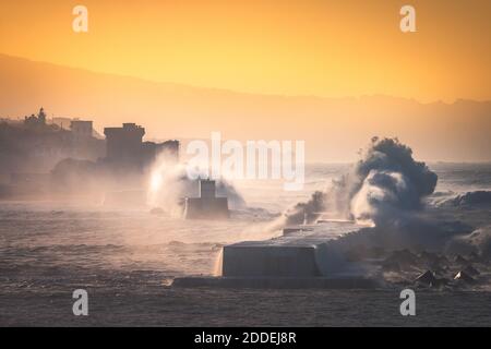 Tempête de mer touchant la côte basque à l'eau de rupture de Donibane Lohizune (Saint Jean de Luz); pays basque. Banque D'Images