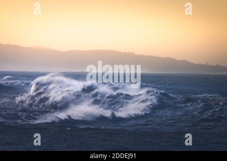 Tempête de mer touchant la côte basque à l'eau de rupture de Donibane Lohizune (Saint Jean de Luz); pays basque. Banque D'Images