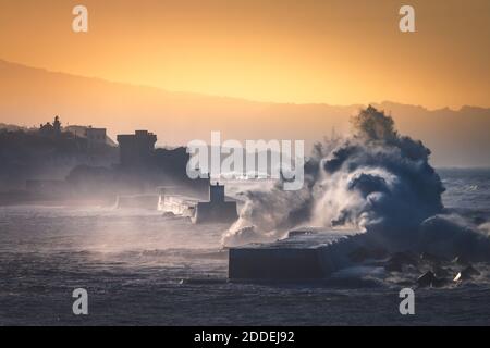 Tempête de mer touchant la côte basque à l'eau de rupture de Donibane Lohizune (Saint Jean de Luz); pays basque. Banque D'Images