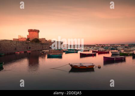 Petit château surmonté de l'océan à SOKOA (Socoa) à la baie de Donibane Lohitzune (Saint Jean de Luz) au pays Basque. Banque D'Images