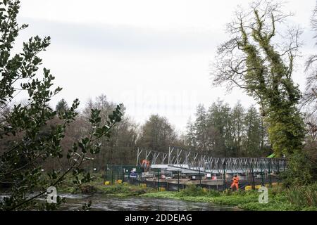 Denham, Royaume-Uni. 24 novembre 2020. Les gardes de sécurité HS2 surveillent les travaux de construction de pont Bailey à Denham Ford en liaison avec la liaison ferroviaire haute vitesse HS2. Les militants basés au camp de protection Denham Ford d'un côté de la rivière Colne continuent de s'opposer à la redirection des pylônes à travers les forêts précieuses et les zones humides du parc national Denham pour le projet de train à grande vitesse controversé qui continue d'avoir un impact environnemental extrêmement préjudiciable dans la vallée de Colne. Crédit : Mark Kerrison/Alamy Live News Banque D'Images