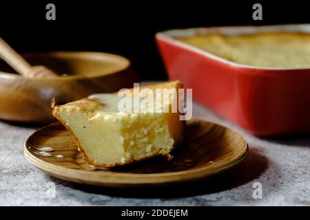 Tranche de cocotte de fromage cottage avec lait condensé Banque D'Images