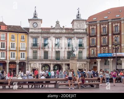 La place principale (Plaza Mayor) est un point de rencontre populaire pour les jeunes et les personnes âgées - Burgos, Castille et Leon, Espagne Banque D'Images