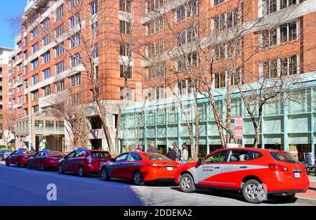 WASHINGTON, DC -21 FÉVRIER 2020 - vue des taxis rouges dans la rue à Washington, DC, États-Unis. Banque D'Images