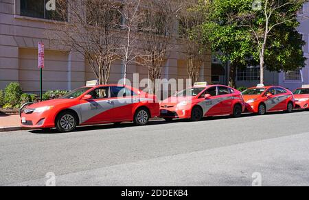 WASHINGTON, DC -21 FÉVRIER 2020 - vue des taxis rouges dans la rue à Washington, DC, États-Unis. Banque D'Images