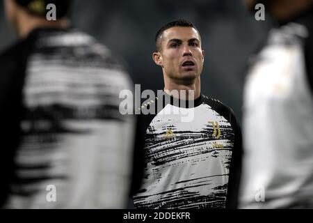 Turin, Italie. 24 novembre 2020. Cristiano Ronaldo du Juventus FC se réchauffe lors du match de football Stage G du groupe de la Ligue des Champions entre le Juventus FC et le stade Ferencvaros Juventus à Turin (Italie), le 24 novembre 2020. Photo Federico Tardito/Insidefoto Credit: Insidefoto srl/Alay Live News Banque D'Images