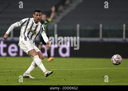 Turin, Italie. 24 novembre 2020. Cristiano Ronaldo du Juventus FC en action lors du match de football Stage G du groupe de la Ligue des Champions entre le Juventus FC et le stade Ferencvaros Juventus à Turin (Italie), le 24 novembre 2020. Photo Federico Tardito/Insidefoto Credit: Insidefoto srl/Alay Live News Banque D'Images