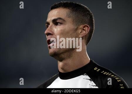 Turin, Italie. 24 novembre 2020. Cristiano Ronaldo du Juventus FC se réchauffe lors du match de football Stage G du groupe de la Ligue des Champions entre le Juventus FC et le stade Ferencvaros Juventus à Turin (Italie), le 24 novembre 2020. Photo Federico Tardito/Insidefoto Credit: Insidefoto srl/Alay Live News Banque D'Images