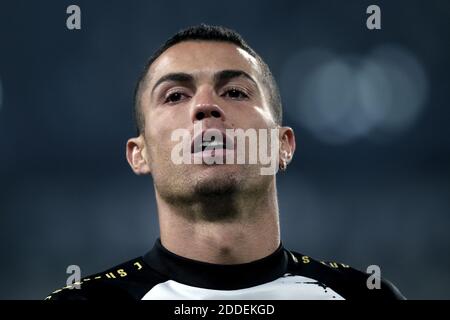 Turin, Italie. 24 novembre 2020. Cristiano Ronaldo du Juventus FC se réchauffe lors du match de football Stage G du groupe de la Ligue des Champions entre le Juventus FC et le stade Ferencvaros Juventus à Turin (Italie), le 24 novembre 2020. Photo Federico Tardito/Insidefoto Credit: Insidefoto srl/Alay Live News Banque D'Images