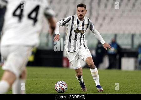 Turin, Italie. 24 novembre 2020. Aaron Ramsey du Juventus FC en action lors du match de football Stage G du groupe de la Ligue des Champions entre le Juventus FC et le stade Ferencvaros Juventus à Turin (Italie), le 24 novembre 2020. Photo Federico Tardito/Insidefoto Credit: Insidefoto srl/Alay Live News Banque D'Images