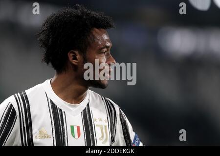 Turin, Italie. 24 novembre 2020. Juan Cuadrado de Juventus FC regarde pendant le match de football Stage G du groupe de la Ligue des Champions entre le Juventus FC et le stade Ferencvaros Juventus à Turin (Italie), le 24 novembre 2020. Photo Federico Tardito/Insidefoto Credit: Insidefoto srl/Alay Live News Banque D'Images