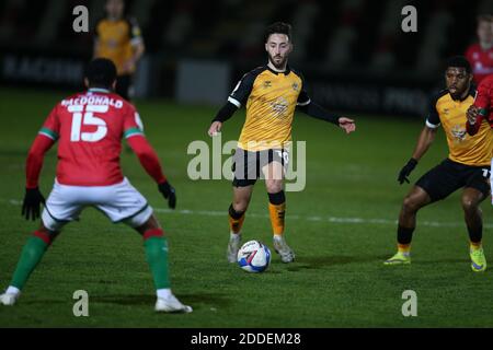 Newport, Royaume-Uni. 24 novembre 2020. Josh Sheehan de Newport County (c) en action.EFL football League Two Match, Newport County v Walsall à Rodney Parade à Newport, pays de Galles, le mardi 24 novembre 2020. Cette image ne peut être utilisée qu'à des fins éditoriales. Utilisation éditoriale uniquement, licence requise pour une utilisation commerciale. Aucune utilisation dans les Paris, les jeux ou les publications d'un seul club/ligue/joueur. photo par Andrew Orchard/Andrew Orchard sports Photography/Alamy Live News crédit: Andrew Orchard sports Photography/Alamy Live News Banque D'Images