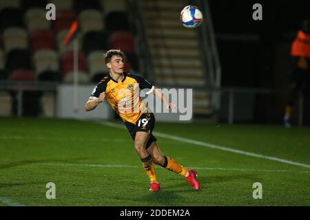 Newport, Royaume-Uni. 24 novembre 2020. Scott Twine, du comté de Newport, tente un cueilleur à l'objectif. EFL football League Two Match, Newport County v Walsall à Rodney Parade à Newport, pays de Galles, le mardi 24 novembre 2020. Cette image ne peut être utilisée qu'à des fins éditoriales. Utilisation éditoriale uniquement, licence requise pour une utilisation commerciale. Aucune utilisation dans les Paris, les jeux ou les publications d'un seul club/ligue/joueur. photo par Andrew Orchard/Andrew Orchard sports Photography/Alamy Live News crédit: Andrew Orchard sports Photography/Alamy Live News Banque D'Images