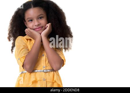 Portrait d'une jolie petite fille multiraciale avec un innicent Expression - isolé sur blanc Banque D'Images