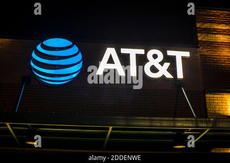 Augusta, GA, États-Unis - 11 22 20 : panneau DU bâtiment AT&T la nuit Banque D'Images
