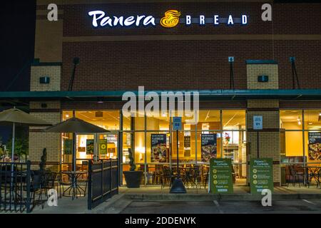 Augusta, GA USA - 11 22 20: Panera Bread Restaurant la nuit Banque D'Images