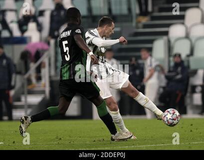 Turin, Italie. 24 novembre 2020. Federico Bernardeschi (R) de Juventus dépasse Abraham Frimpong de Ferencvaros lors du match G de la Ligue des champions de l'UEFA entre Juventus et Ferencvaros à Turin, en Italie, le 24 novembre 2020. Crédit: Alberto Lingria/Xinhua/Alay Live News Banque D'Images