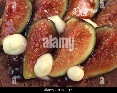 Les figues et la mozzarella garnissent la pâtisserie/le gâteau Banque D'Images