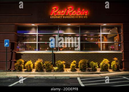 Augusta, GA USA - 11 22 20: Red Robin fast food restaurant à la nuit panneau de construction Banque D'Images