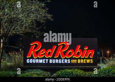 Augusta, GA USA - 11 22 20: Restaurant de restauration rapide Red Robin au panneau de rue de nuit Banque D'Images