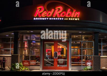 Augusta, GA USA - 11 22 20: Restaurant de restauration rapide Red Robin situé à l'entrée de nuit et au panneau Banque D'Images