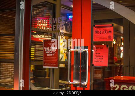 Augusta, GA USA - 11 22 20: Red Robin fast food restaurant emplacement covid-19 panneaux dans les fenêtres Banque D'Images