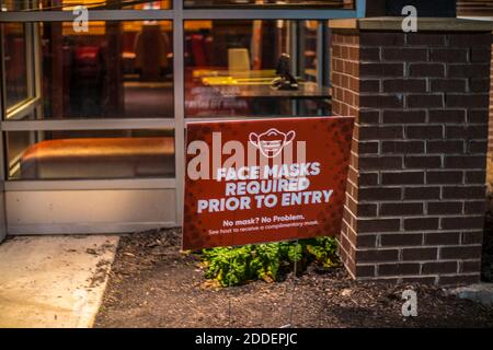 Augusta, GA États-Unis - 11 22 20: Red Robin fast food restaurant emplacement masque de la pelouse requis signe de pelouse Banque D'Images