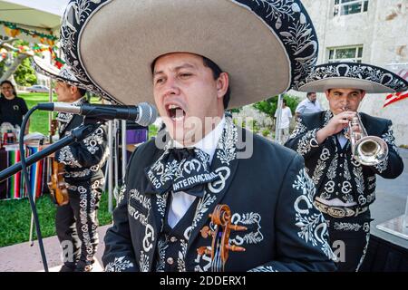 Miami Beach Florida,Collins Park Mexico Cinco de Mayo Celebration,mariachi musicien hispanique homme tenue sombrero,chanteur chant microphone, Banque D'Images