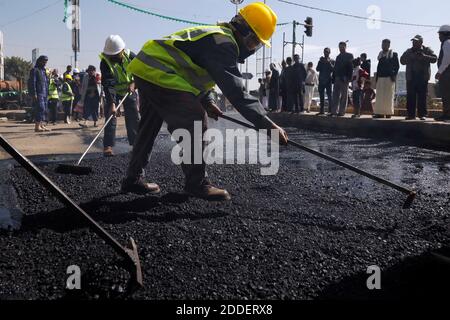 Sanaa, Yémen. 24 novembre 2020. Les travailleurs pavent une route endommagée avec de l'asphalte à Sanna, Yémen, le 24 novembre 2020. De nombreuses routes de Sanaa ont été détruites en raison de fortes pluies et d'inondations en été. Credit: Mohammed Mohammed/Xinhua/Alay Live News Banque D'Images