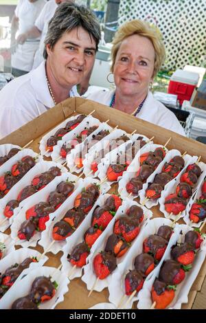 Floride ft. Fort Lauderdale Cajun Zydeco Crawfish Festival, fête foire événement vendeurs de nourriture chocolat fraises couvertes, homme femme couple, Banque D'Images