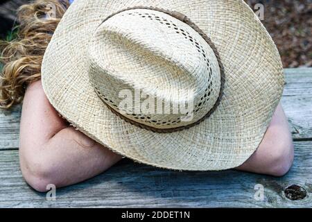 Floride ft. Fort Lauderdale Cajun Zydeco Crawfish Festival, fête foire événement fille dormir napping paille cowboy chapeau, Banque D'Images