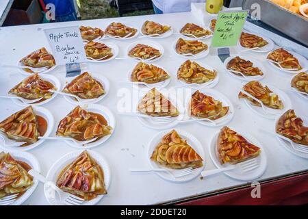 Floride ft. Fort Lauderdale Cajun Zydeco Crawfish Festival, fête foire événement nourriture tarte aux pommes française tranches de tarte, vente d'exposition, Banque D'Images