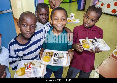 Miami Florida,Little Haiti Edison Park Elementary School,étudiants Black Boys Friends cafeteria plateau repas, Banque D'Images