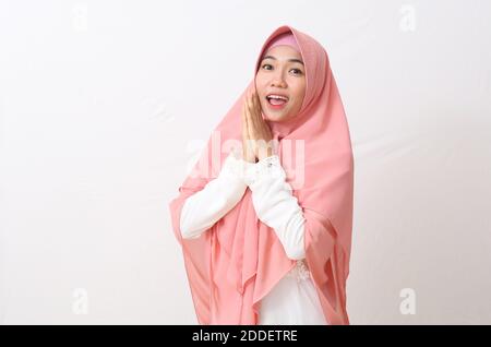 Portrait d'une femme musulmane asiatique surprise portant un voile ou un hijab debout. Isolé sur fond blanc avec espace de copie Banque D'Images