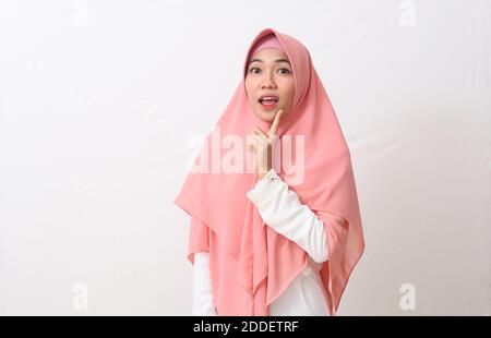 Portrait d'une femme musulmane asiatique surprise portant un voile ou un hijab debout. Isolé sur fond blanc avec espace de copie Banque D'Images