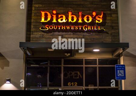 Augusta, GA USA - 11 22 20: Entrée du Diablos Southwest Grill la nuit Banque D'Images