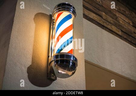 Augusta, GA USA - 11 22 20: Un poteau de lumière de salon de coiffure Banque D'Images