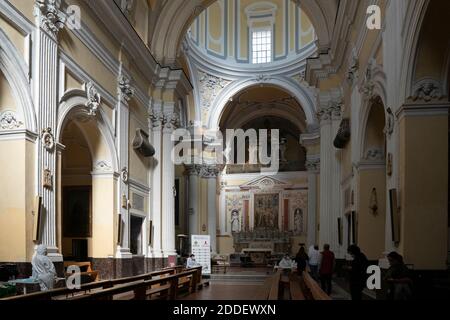 Naples, Italie. 19 novembre 2020. Vue intérieure de la basilique pendant les tests.a prix réduit, une initiative de la Fondation San Gennaro, l'association "Sanità Diritti Salute" (SaDiSa) avec la coopération de Mele Pharmacy et de la troisième municipalité de Naples, Les personnes vivant dans le quartier de Sanità peuvent accéder aux tests par écouvillonnage « Solidarnosc » pour le Covid 19 à la basilique de San Severo. Crédit : SOPA Images Limited/Alamy Live News Banque D'Images