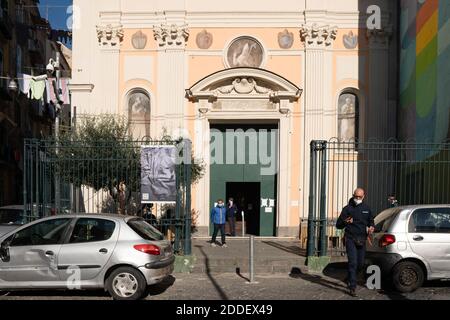 Naples, Italie. 19 novembre 2020. Vue extérieure de la basilique pendant les essais.a prix réduit, une initiative de la Fondation San Gennaro, l'association "Sanità Diritti Salute" (SaDiSa) avec la coopération de Mele Pharmacy et de la troisième municipalité de Naples, Les personnes vivant dans le quartier de Sanità peuvent accéder aux tests par écouvillonnage « Solidarnosc » pour le Covid 19 à la basilique de San Severo. Crédit : SOPA Images Limited/Alamy Live News Banque D'Images