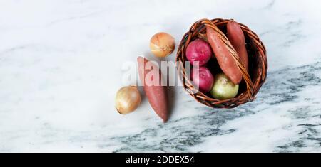 Panier de légumes crus biologiques sur table en pierre de marbre dans vue de dessus Banque D'Images