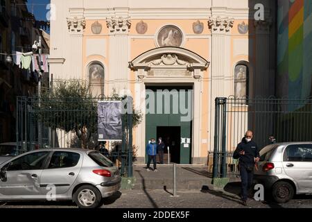 Naples, Campanie, Italie. 19 novembre 2020. Vue extérieure de la basilique pendant les tests.a prix réduit, une initiative de la Fondation San Gennaro, de l'association 'Sanità Diritti Salute' (SaDiSa) avec la coopération de Mele Pharmacy et de la troisième commune de Naples, Les personnes vivant dans le quartier de Sanità peuvent accéder aux tests de covid 19 de la Basilique de San Severo. Crédit: Valeria Ferraro/SOPA Images/ZUMA Wire/Alay Live News Banque D'Images