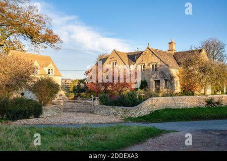 Maison en pierre de Cotswold en automne après-midi lumière du soleil dans le village de Sherborne, Cotswolds, Gloucestershire, Angleterre Banque D'Images